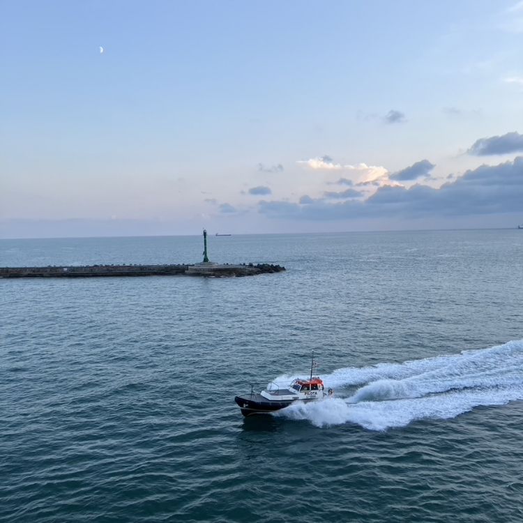 livorno hafen boot 900